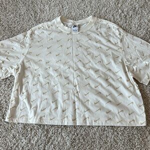 NWOT NIKE TEE
